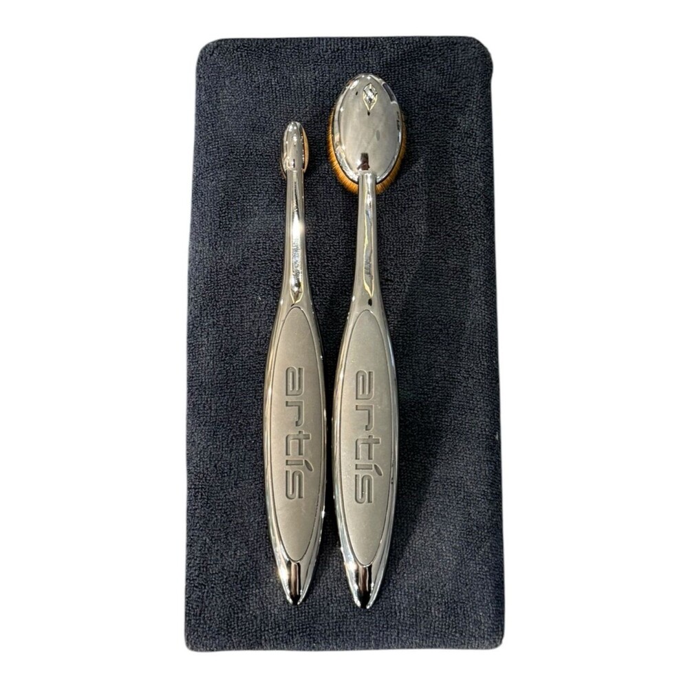 Artis Makeup Brushes Elite Oval 3 & Elite Oval 6 plus Cleaning Pad.